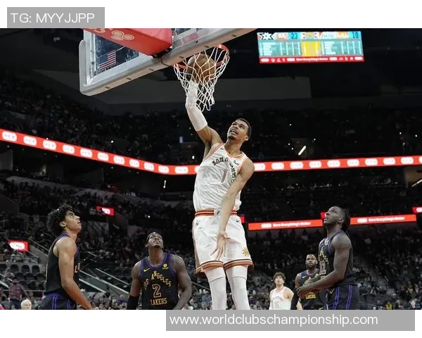 文班亚马首场比赛表现惊人五次盖帽并隔扣字母哥引发广泛关注